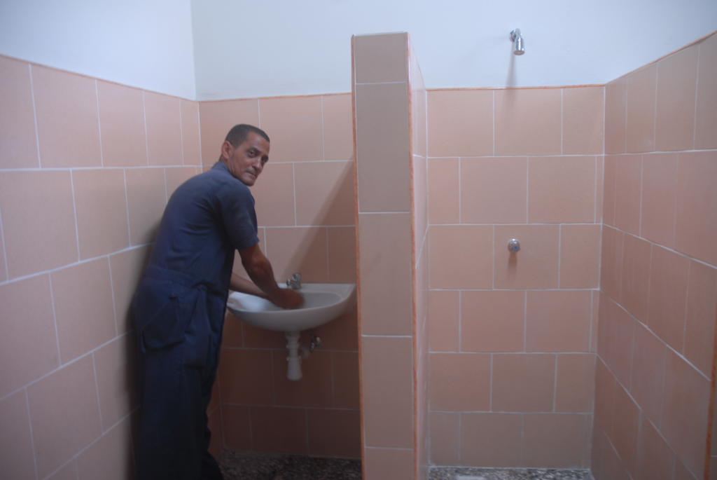 Los nuevos baños mejoran las condiciones de vida en el taller. Foto: Agustín Borrego Torres
