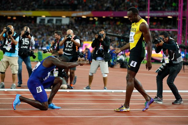 Justin Gatlin rinde honores a Usain Bolt tras ganarle la final mundial de los 100 metros en Londres 2017