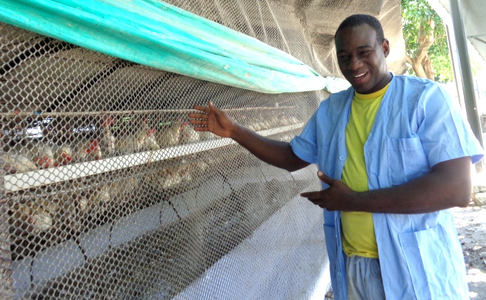 “Estas mallas antipájaros evitan la mezcla de la biofauna, pero son solo una de las acciones de protección”, insiste Mallet. Foto: Jorge Pérez Cruz