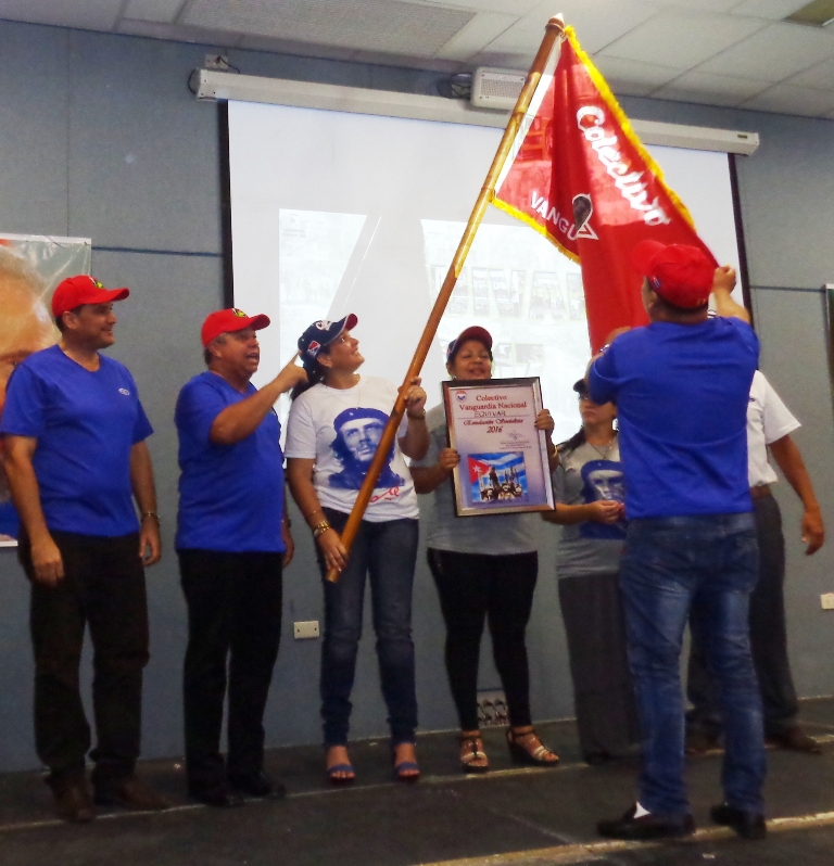 Dirigentes sindicales y administrativos recibieron de manos de Ulises Guilarte los estandartes de Vanguardia Nacional. Foto: Noryis