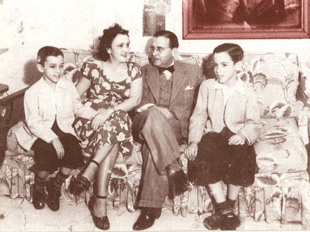 Los pequeños Sergio, a la izquierda, y Luis, a la derecha, junto a sus padres Esther Montes de Oca y Luis Saíz. Foto: Tomada de La Jiribilla