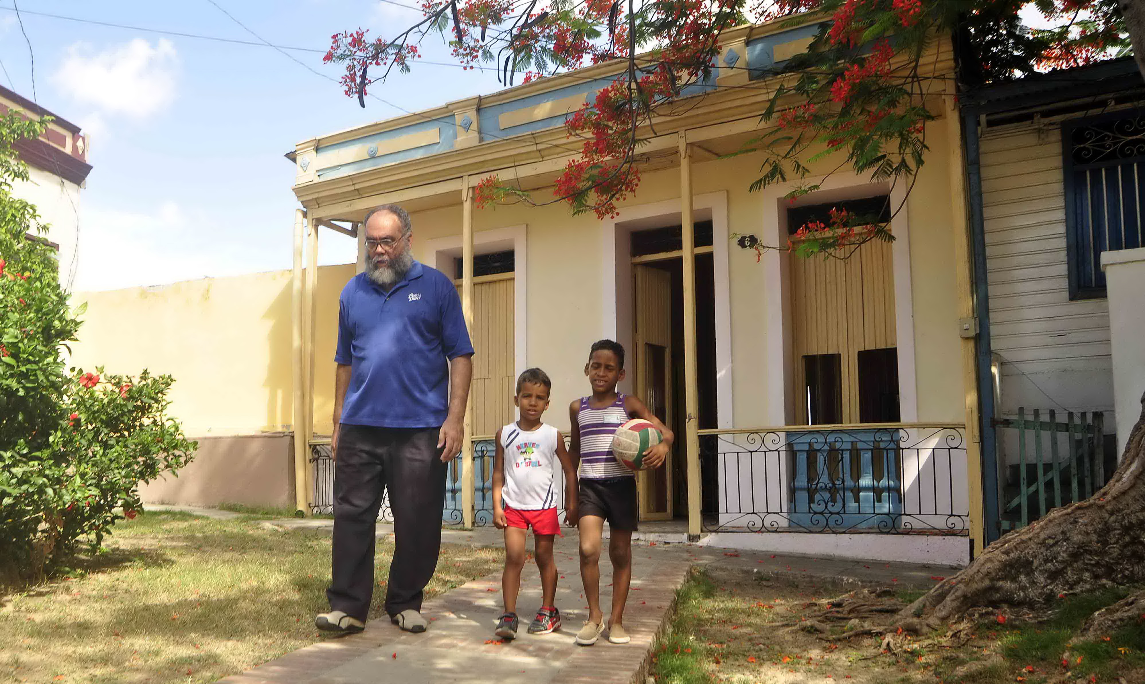 Los juegos infantiles en el entorno de Rabí 6 le hacen evocar al Dr. C. Fernández Carcassés al tados. niño de Birán y su amiguito Gabriel, un pasaje recogido en el libro Tivolí: la casa donde vivió Fidel. Foto: Miguel Rubiera Jústiz (ACN)
