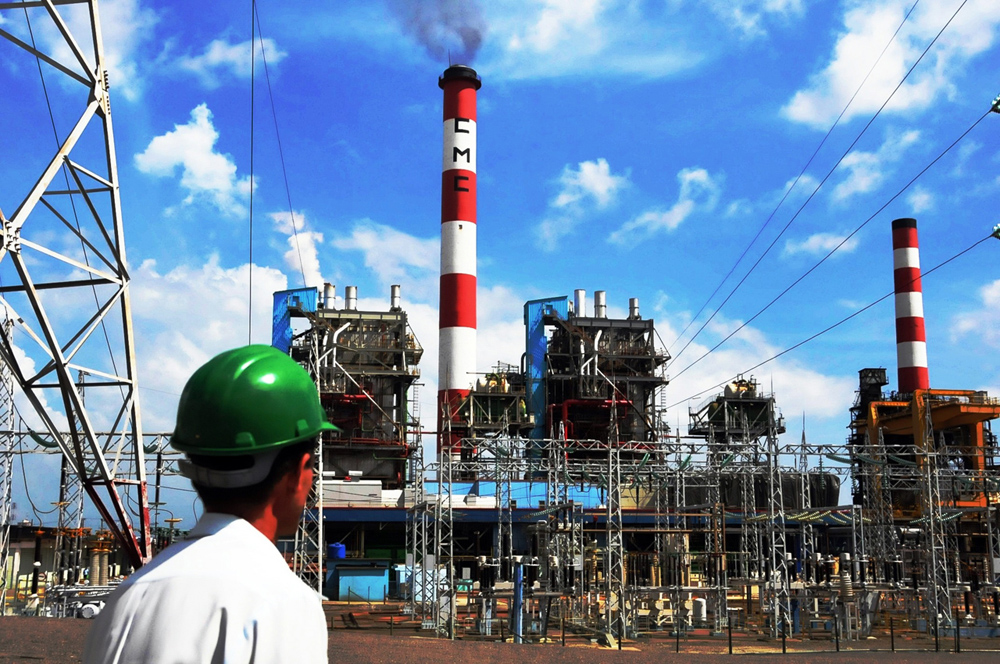 En una entidad como la termoeléctrica de Cienfuegos se manejan infinidad de recursos de todo tipo, por lo que el control interno resulta esencial. Foto: Modesto Gutiérrez, ACN.