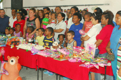 Constructores donan juguetes a niños (+ Fotos)
