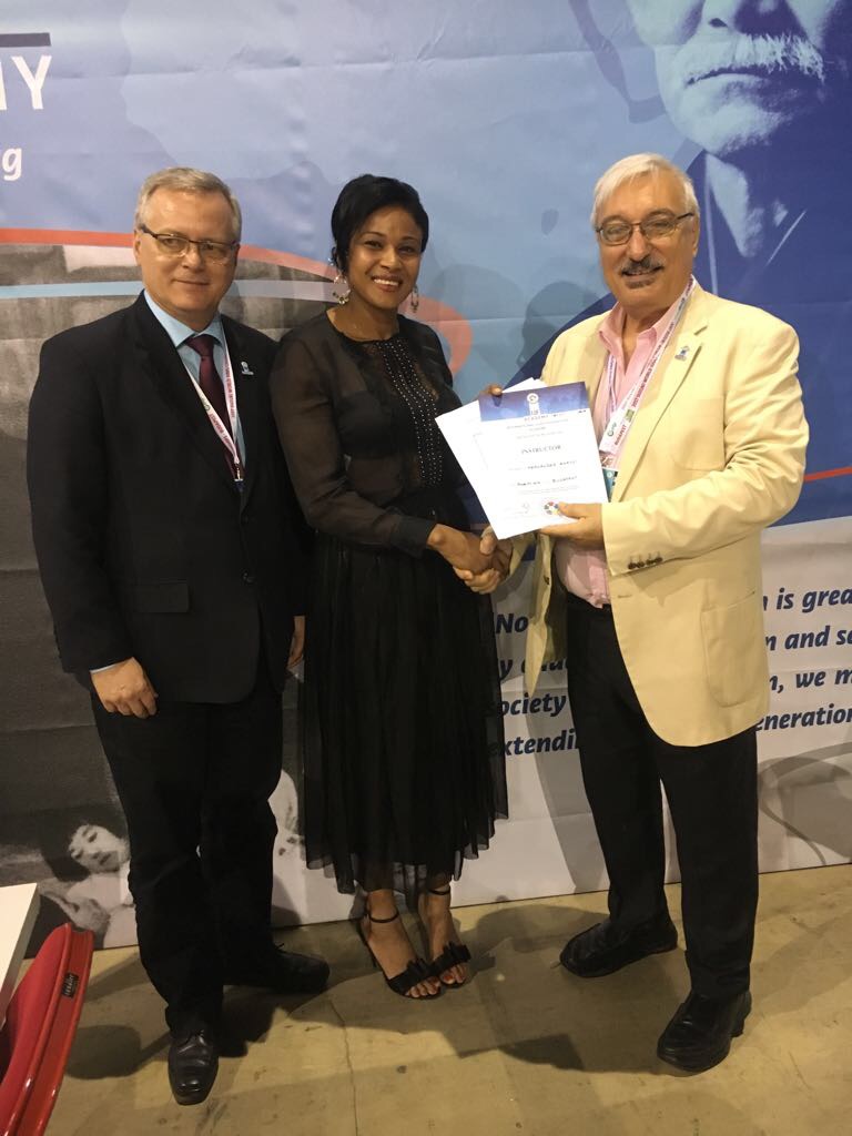 Anaisis en el momento que recibe su certificado de primer nivel en la Academia de la IJF