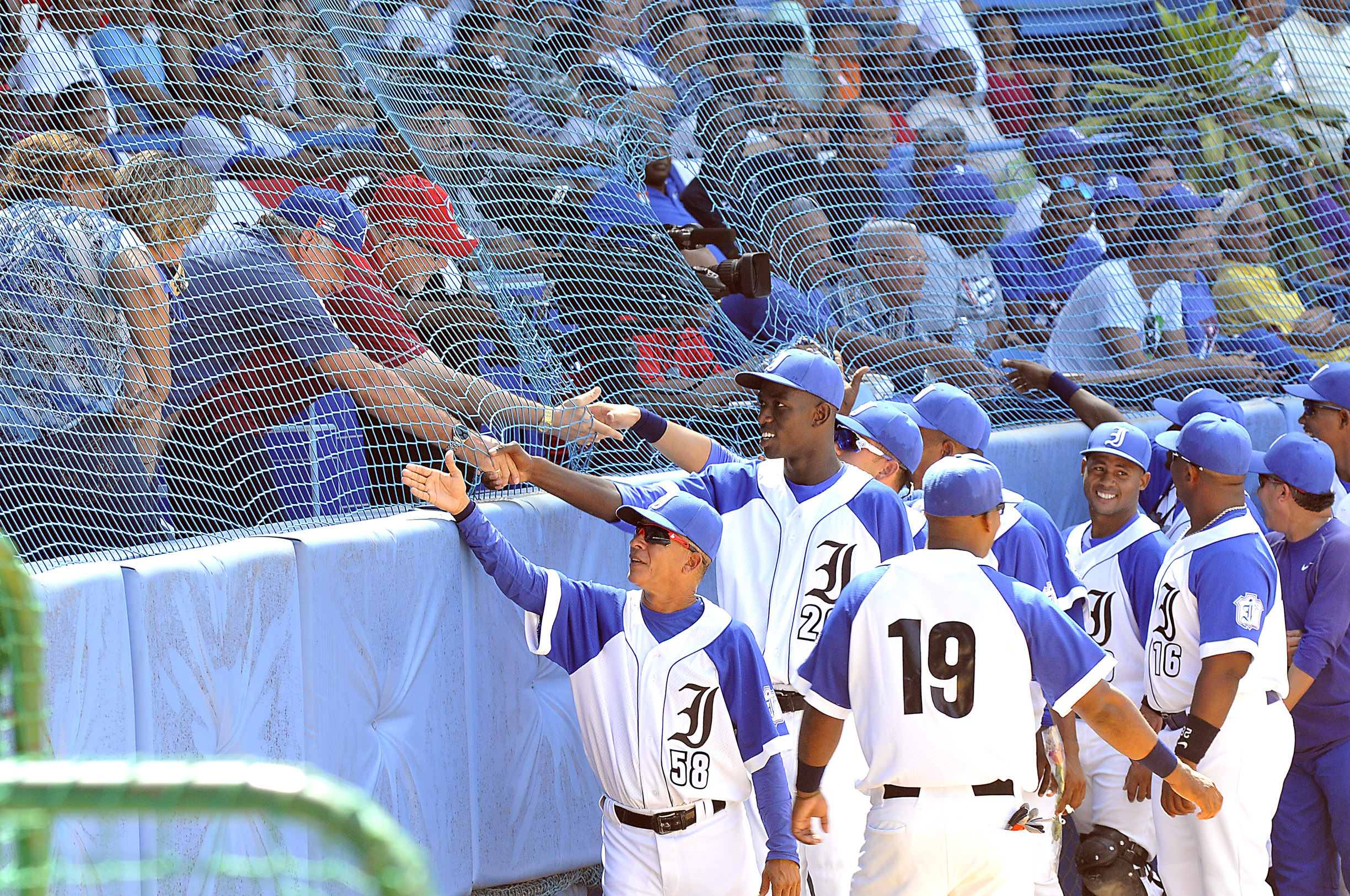 Juego inaugural entre Industriales e Isla de la juventud, en el estadio Latinoamericano. Foto: José Raúl Rodríguez Robleda
