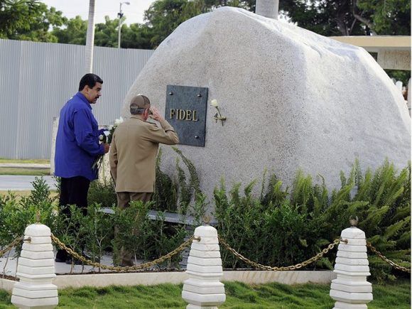 Nicolás Maduro y Raúl Castro le rindieron homenaje a Fidel este 15 de agosto de 2017. Foto: Estudios Revolución