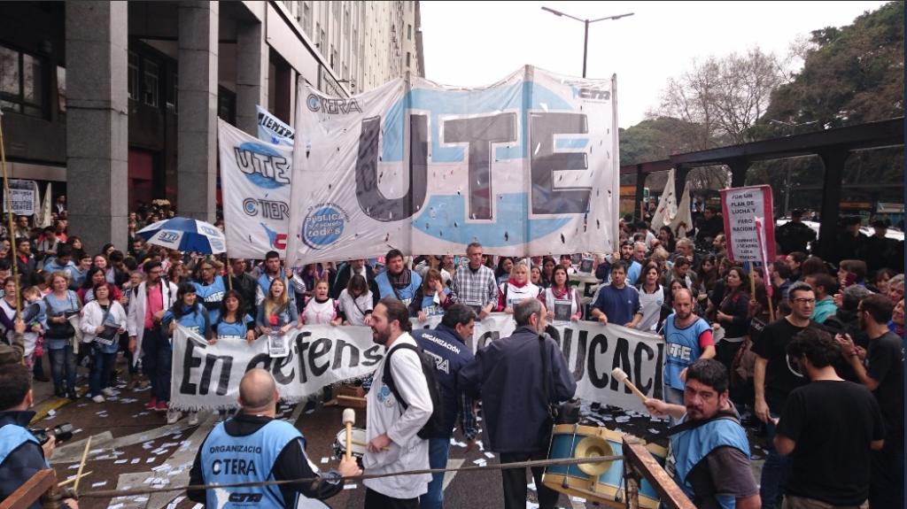En el marco de la protesta nacional que protagoniza la Confederación de Trabajadores de la Educación de la República Argentina, los docentes de UTE y Ademys marcharon este jueves desde el Ministerio de Educación hacia el Congreso. Foto: vía @utectera/Twitter