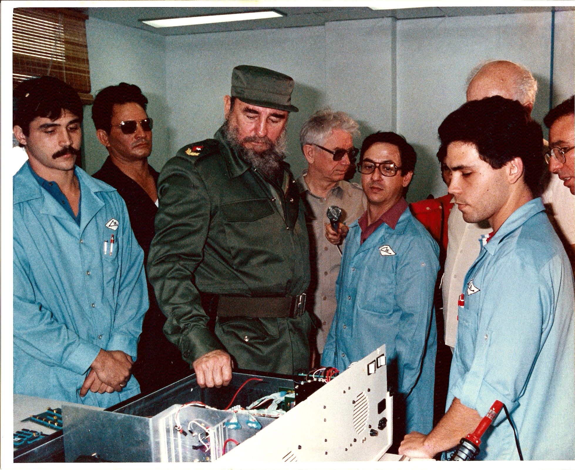 Durante uno de los muchos encuentros con Fidel. Fernández Yero es el segundo a la derecha del Comandante en Jefe. | foto: Cortesía del entrevistado