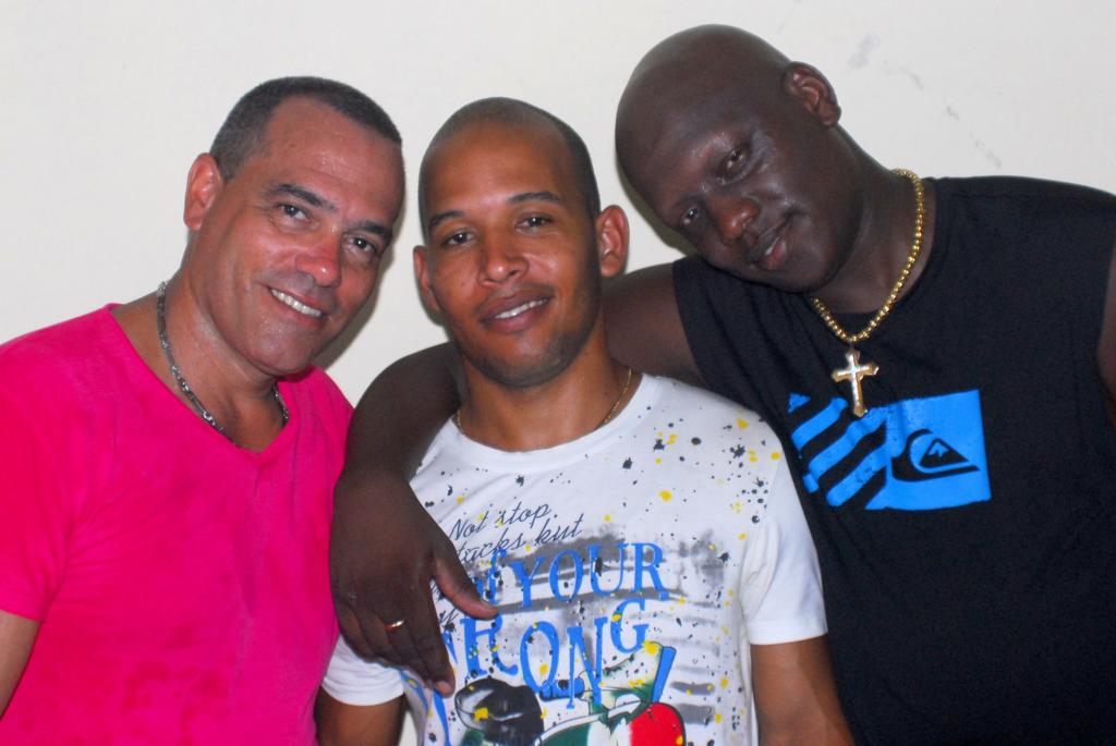 De izquierda a derecha: Juan Miguel (Barquillo), Vladimir (disfraces de muñecos) y Ariel (Bombón). Foto: Heriberto González Brito