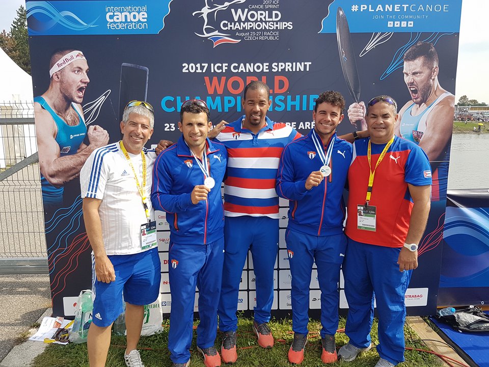 La delegación cubana festeja la medalla mundial del C-2 a 1000 metros