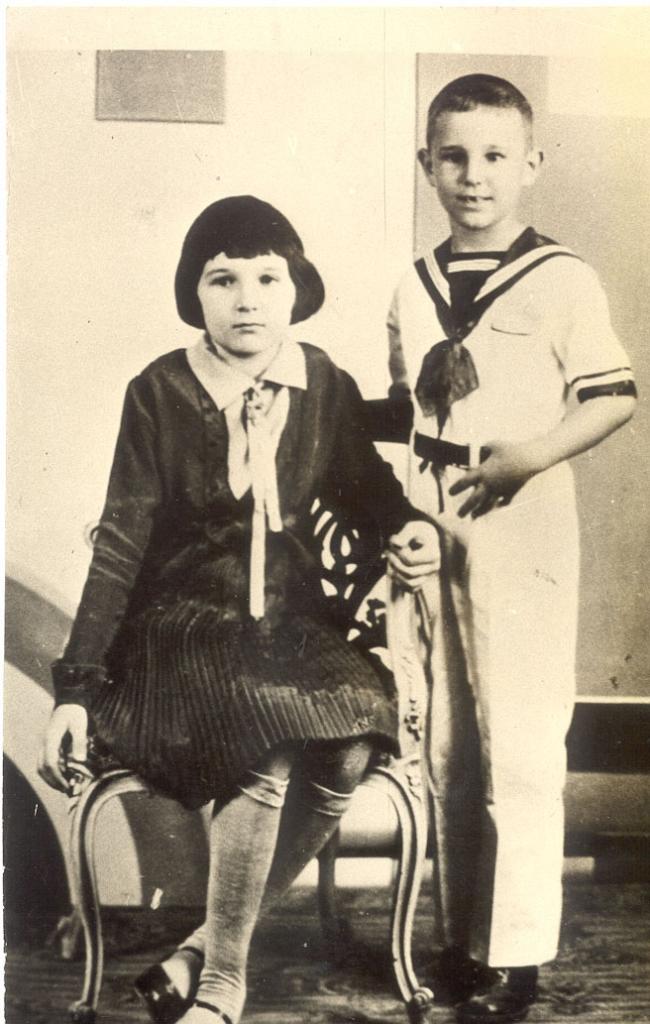 Fidel a los 7 años, con su hermana Angelita, cuando estudiaban en Santiago. Foto: Oficina de Asuntos Históricos del Consejo de Estado