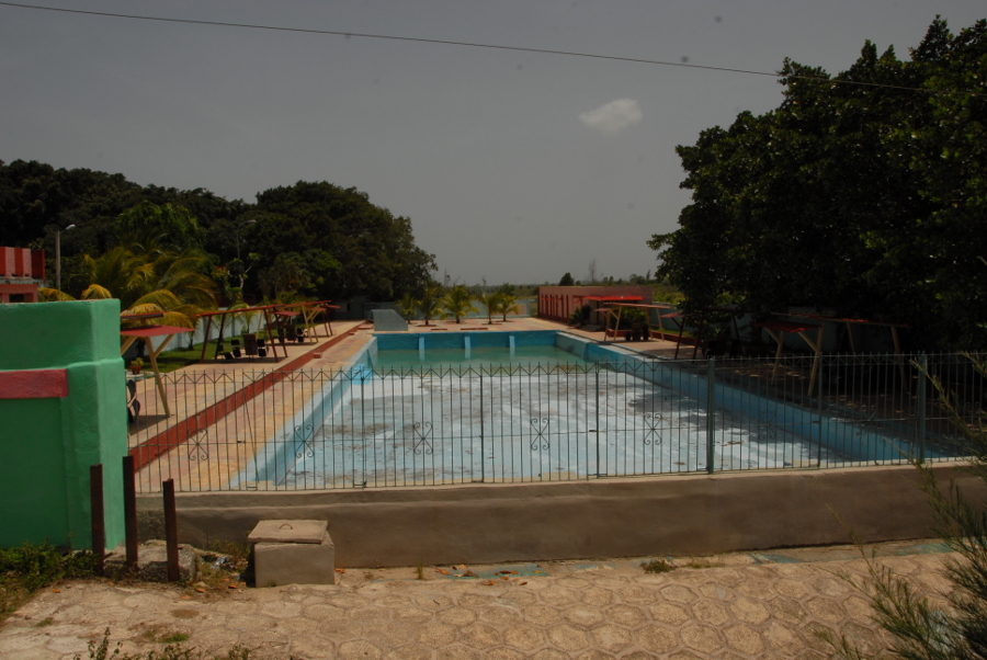 Esta fue la imagen que caracterizó a algunas piscinas de Camagüey, que al no contar con el cloro suficiente tenían que drenar su agua. Foto: Otilio Rivero Delgado