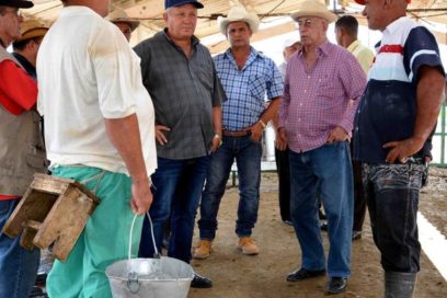 Intercambia Machado Ventura con agropecuarios camagüeyanos