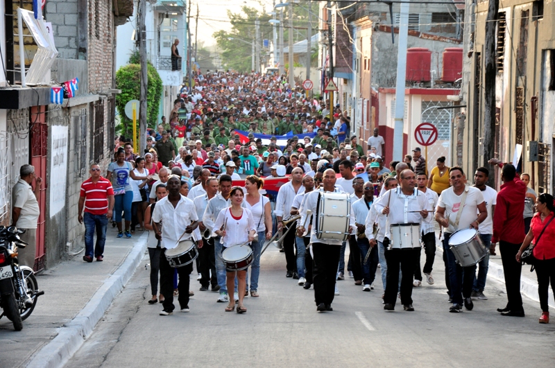 Todos los años el pueblo realiza una peregrinación, desde el parque José Martí hasta la calle Aguilera esquina a Santa Rita, para rendir homenaje a los mártires del 4 de agosto. Foto: Lorenzo Crespo.