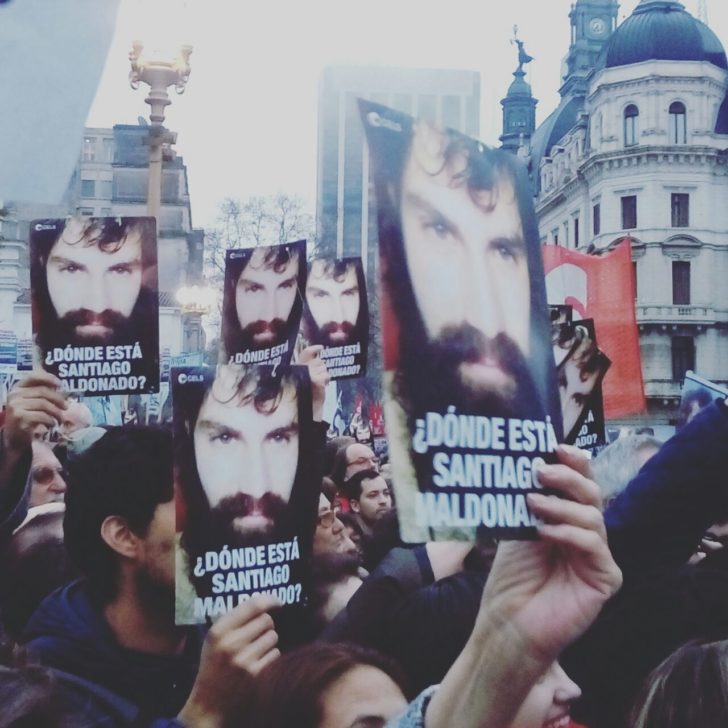 Manifestantes en la Plaza de Mayo argentina exigen la aparición del joven. Foto: Tomada de http://www.cels.org.ar