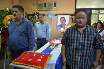 Abrazo de dolor y cariño en despedida a dirigente revolucionario