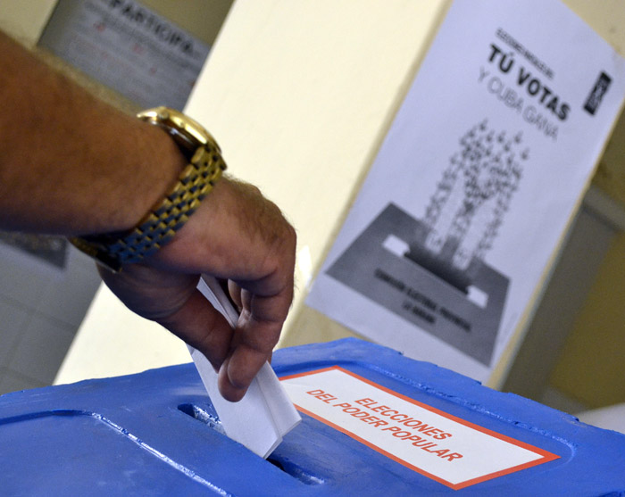 El pueblo ejerce su derecho al voto. Foto: Abel Rojas Barallobre