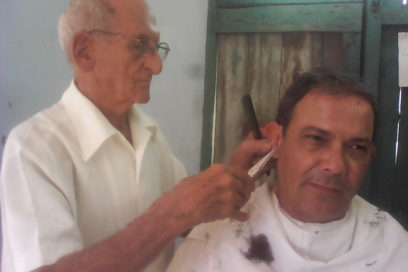 El octogenario barbero cuentapropista
