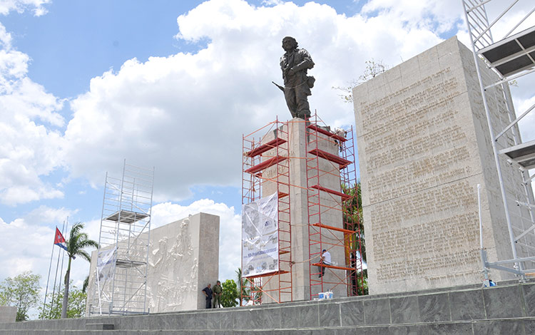 Restauran tribuna de la Plaza Ernesto Che Guevara de Santa Clara. Foto: Ramón Barreras).