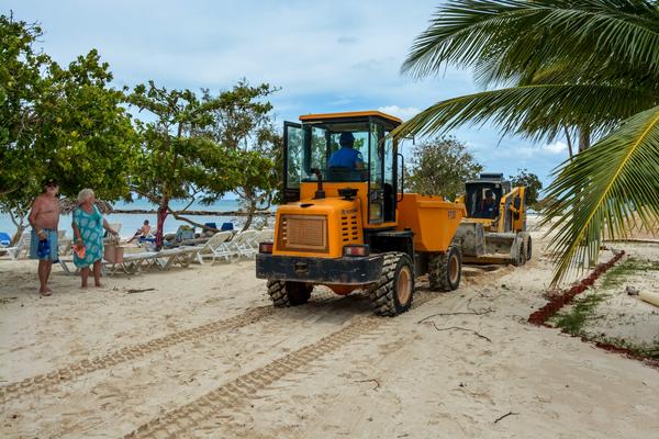 Labores de reanimación en el Hotel Brisas Guardalavaca, en el polo turístico de Holguín. luego del paso del huracán Irma por la costa norte de Cuba. Foto: Juan Pablo Carreras