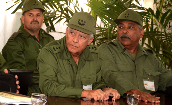 Al centro, el General de Cuerpo de Ejercito Joaquín Quintas Solá, viceministro de las FAR y Jefe de la Región Estratégica Militar del centro del país.