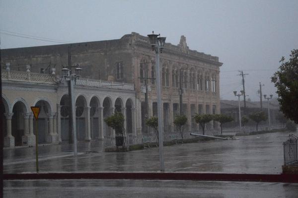 Vista de la ciudad de Caibarien, en Villa Clara, al amanecer del 9 de septiembre de 2017, durante el paso del huracán Irma por la costa norte de Cuba. Foto: Arelys María Echeverría Rodríguez