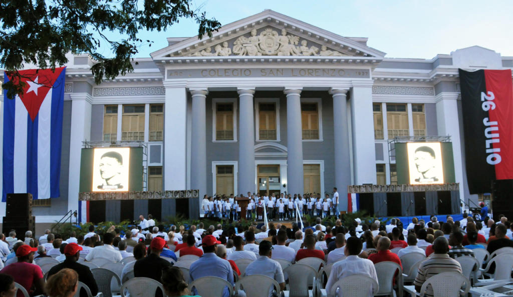 El acto se efectuó frente al antiguo Colegio San Lorenzo, hoy escuela secundaria básica urbana 5 de Septiembre. Ese fue uno de los escenarios principales del Levantamiento Popular Armado de la ciudad de Cienfuegos. Foto: Juan Carlos Dorado.