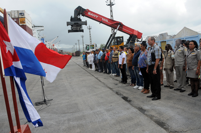 En la rada santiaguera autoridades del Partido, el Gobierno y la Central de Trabajadores de Cuba en este suroriental territorio dieron recibimiento oficial a la carga. Foto: Jorge Luis Guibert