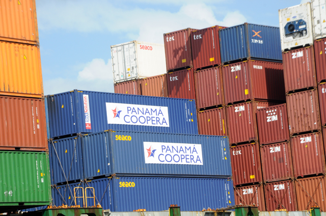 El buque Vega Zeta arribó con 35 contenedores cuyo contenido fundamental es material de aseo, y 7 mil 785 colchones, 9 mil 425 sábanas, 24 mil 792 toallas, y 14 mil 406 mantas. Foto: Jorge Luis Guibert