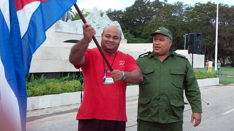 Federico Hernández Hernández, presidente del Consejo de Defensa Provincial, despidió al grupo de linieros y otros técnicos.