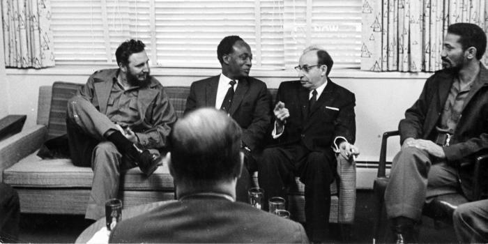 Fidel, junto a Kwane Mkrumah y demás miembros de la delegación cubana.