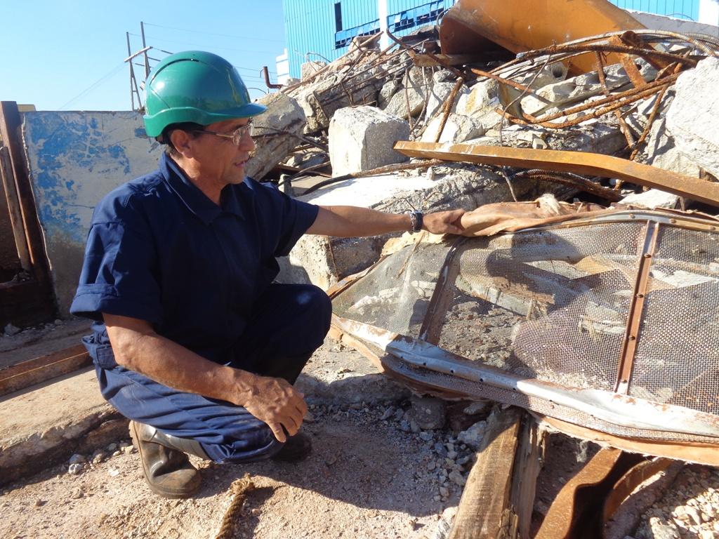 Román Pérez muestra una de las mallas averiadas, importante dispositivo de la casa de bombas de circulación. Foto: Noryis
