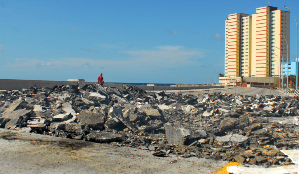 El mar socavó los accesos del puente de La Chorrera. La empresa de viales levantó el pavimento como fase previa a los estudios para determinar la magnitud de las afectaciones. Foto: Foto: Heriberto González Brito