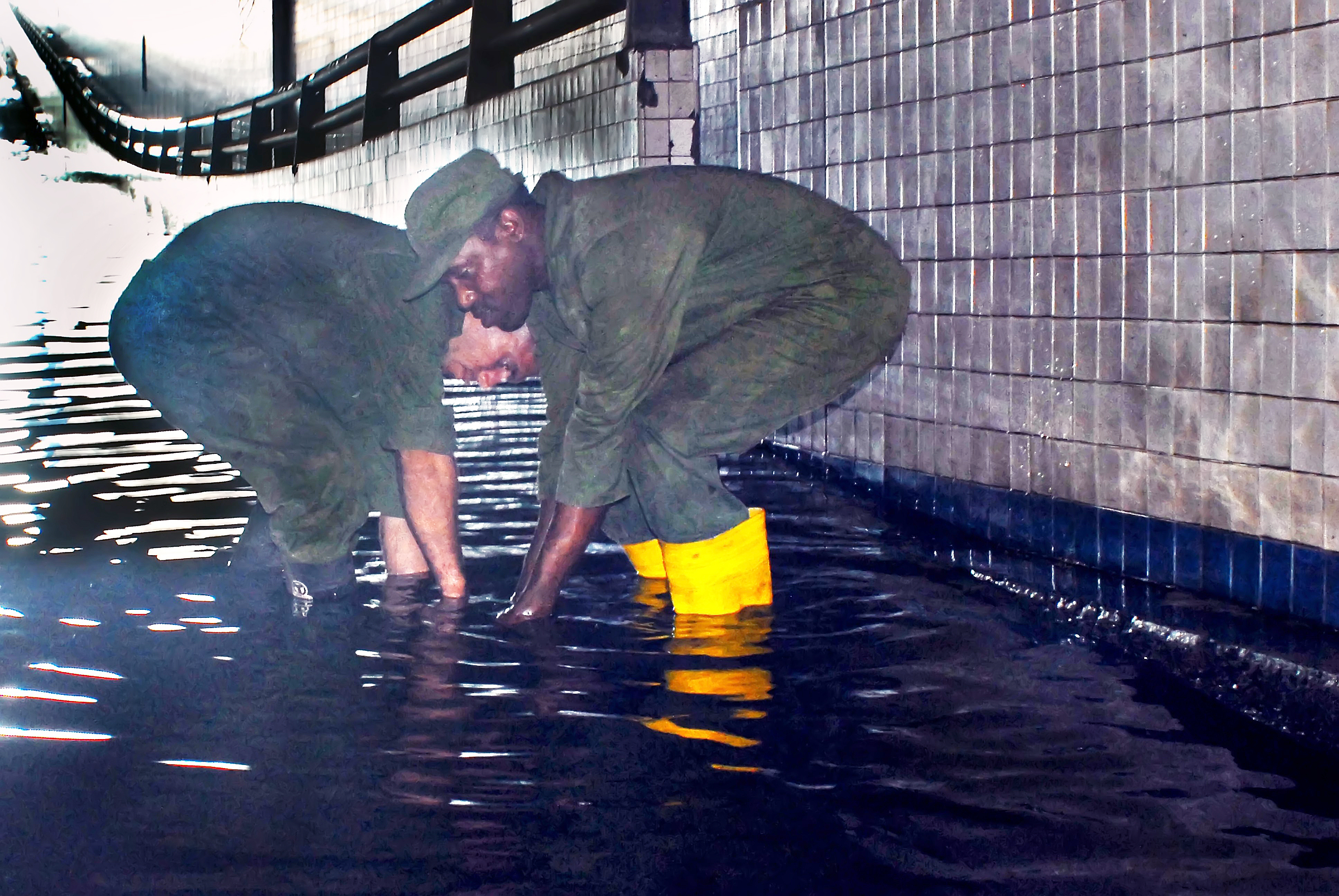 Moviendo las tuberías para accionar de las bombas. Túnel de 5ta Avenida, en La Habana. Foto: Heriberto González Brito