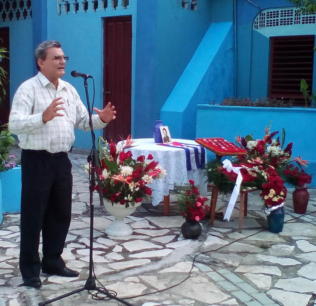 El subdirector de la Oficina de Asuntos Históricos del Consejo de Estado ponderó la virtudes revolucionarias e intelectuales de Nydia. Foto: Betty Beatón