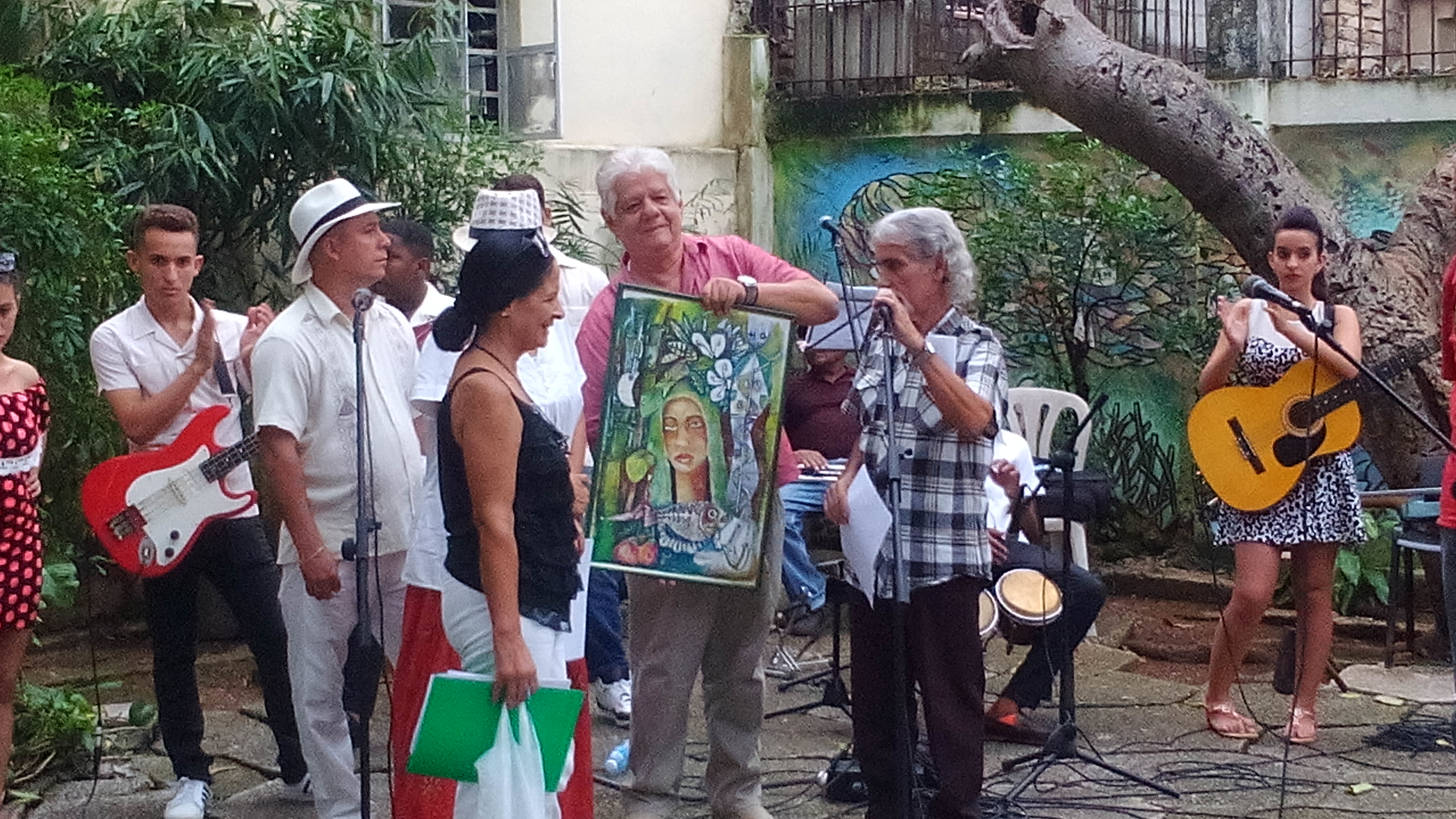 Para el autor premiado, se entregó una obra de artes plásticas del reconocido creador Ángel Silvestre, la cual donó en el acto el crítico de arte y periodista Jorge Rivas Rodríguez, jefe de la redacción cultural del periódico Trabajadores. Foto: Alberto Castañeda