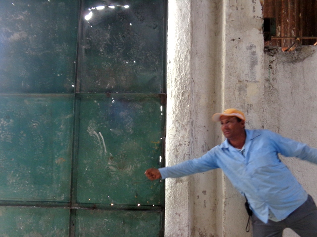 “Esta puerta no aguantó la furia de los vientos, pero las mercancías estaban a buen recaudo”, asegura Ángel. Foto: Jorge Pérez