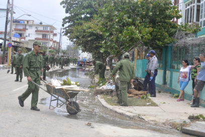 Con uniforme de pueblo