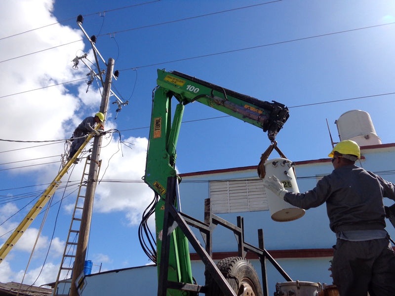 Los trabajadores del sector eléctrico restauraron los daños del huracán Irma en Las Tunas y, ahora, colaboran en tierras avileñas. Foto: Ángel Chimeno Pérez
