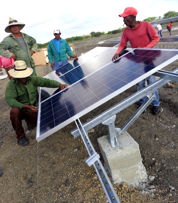 La resincronización del parque fotovoltaico Parada 1, en Puerto Padre, aporta 2,2 mega watts al Sistema Electroenergético Nacional. Foto: Ángel Chimeno Pérez