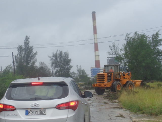 El uso de medios y fuerza especializada posibilitó limpiar el destrozo provocado por la penetración del mar en la carretera de la Costa y despejar la vía que conduce a la Central Termoeléctrica Antonio Guiteras. Foto: Noryis