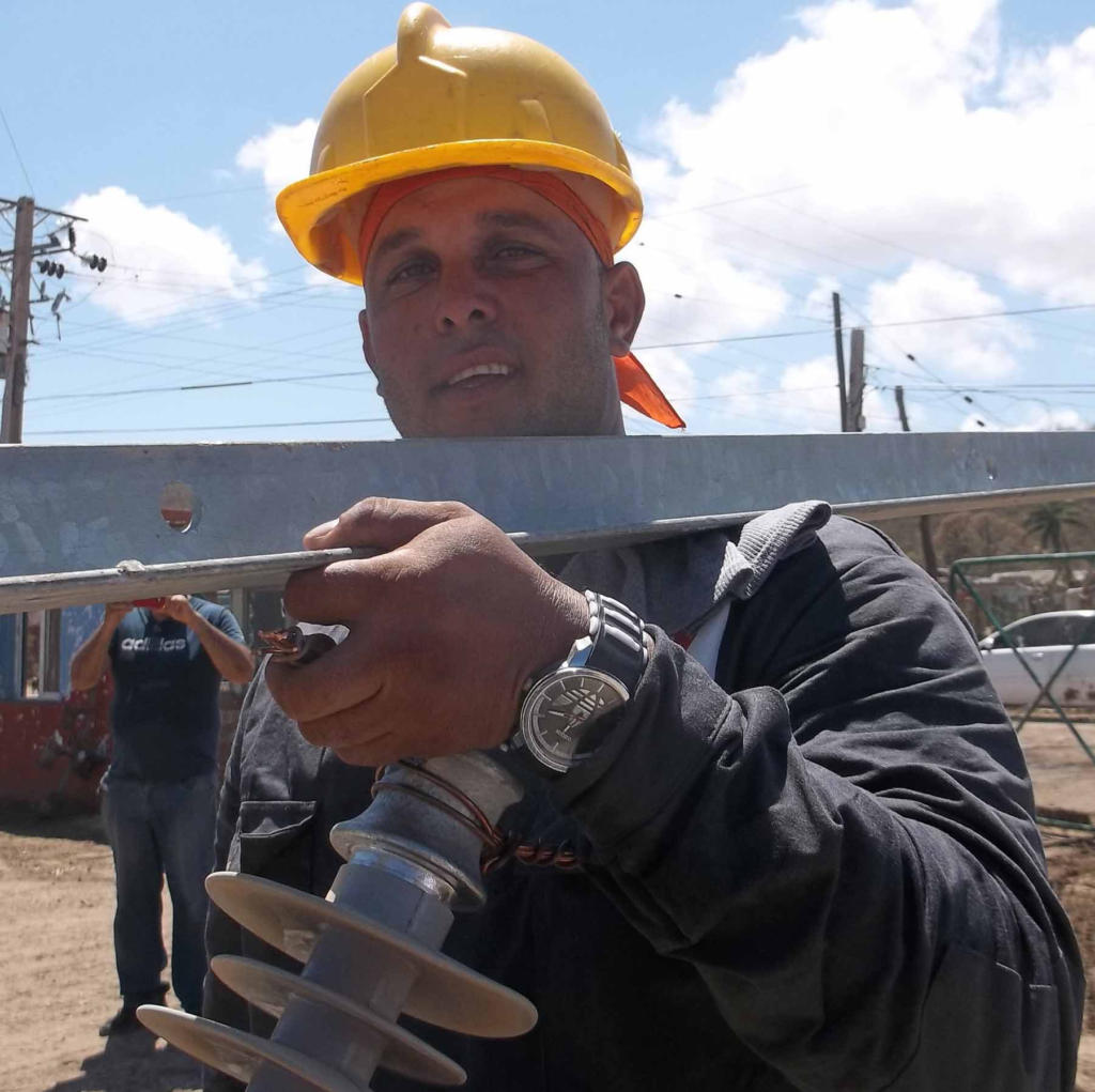 “Vinimos a dar aliento y luz eléctrica”, dijo Ricardo, liniero de Guantánamo. Foto: José Luis Martínez Alejo