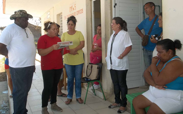 El llamamiento de Raúl al pueblo cubano fue leído en el puesto médico de Punta Alegre, con la presencia de Consuelo Baeza (tercera de izquierda a derecha), miembro del Secretariado Nacional de la CTC. Foto: José Luis Martínez Alejo