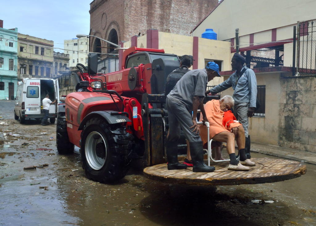 Momento del traslado del anciano José Rafael. Foto: Otmaro Rodríguez