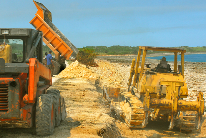Entre 800 y mil metros cúbicos de tierra tiran diariamente los camiones y son compactados para reparar la zona dañada. Foto: Heriberto González Brito