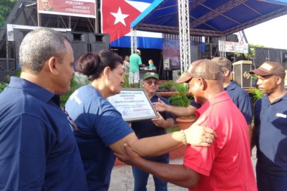 Constructores de Varadero reciben Símbolo de la Dignidad