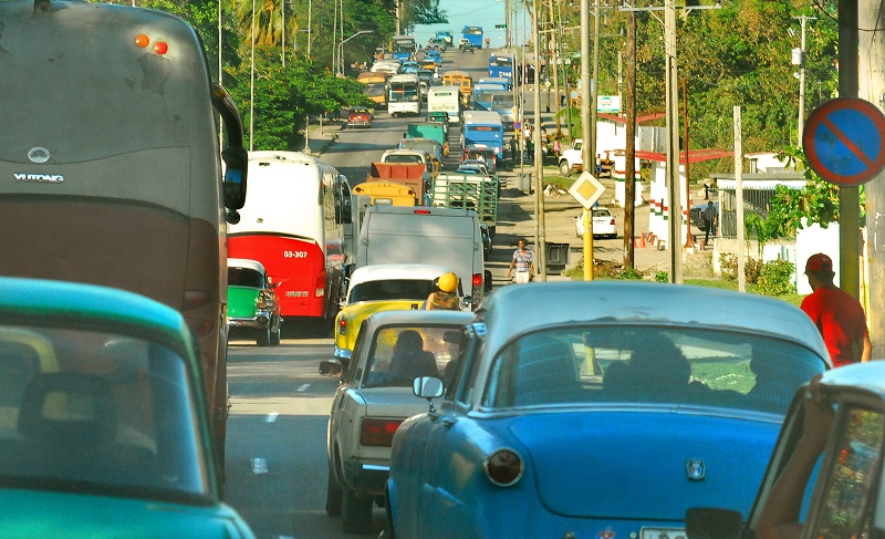 Vía Blanca se congestiona cuando cierra el túnel de la bahía de La Habana. Foto: Foto: Heriberto González Brito