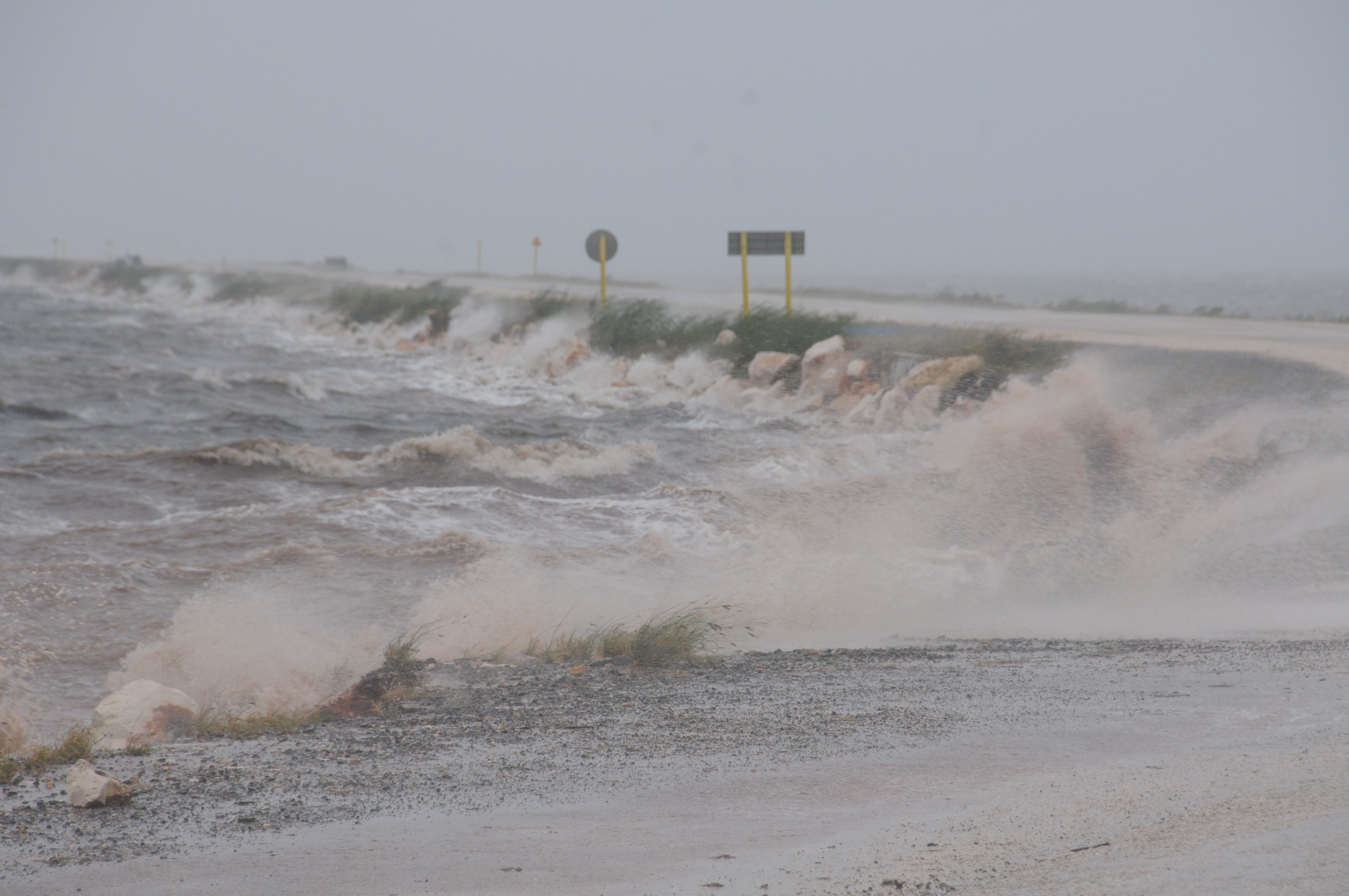 La carretera que guía hacia la cayería norte de Camagüey se encuentra incomunicada desde horas de la tarde debido a las penetraciones del mar. Foto: Orlando Durán Hernández