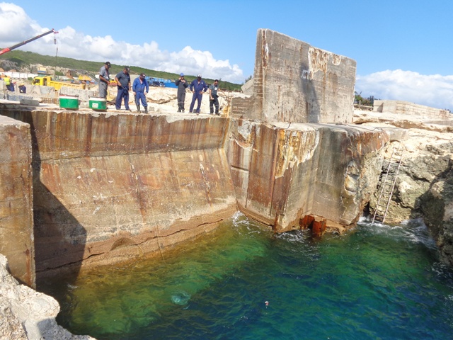 Canal de entrada. Debajo los cuatros conductos que los buzos deben desobstruir. Foto: Noryis